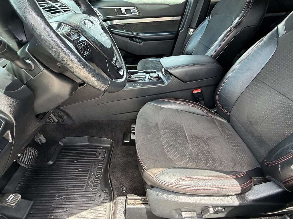 Used 2018 Ford Explorer XLT w/ Equipment Group 202A AWD/4WD image 12