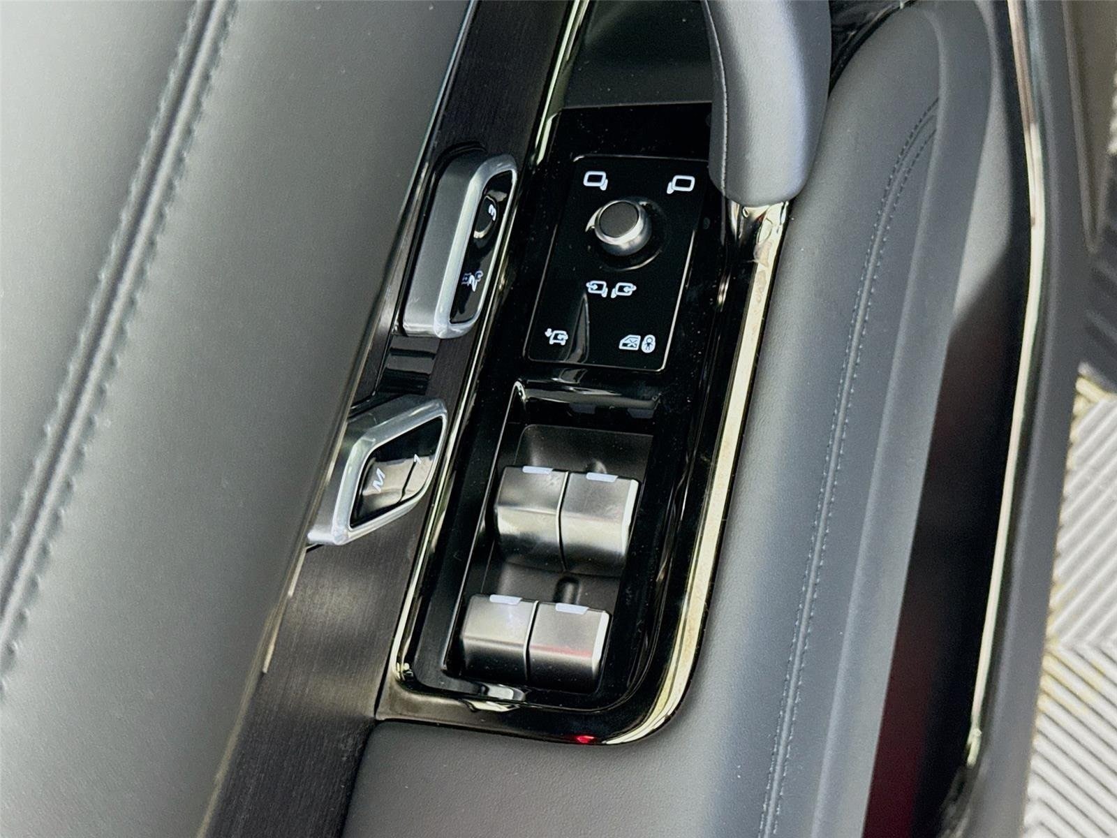 New 2026 Land Rover Range Rover SV AWD/4WD image 20