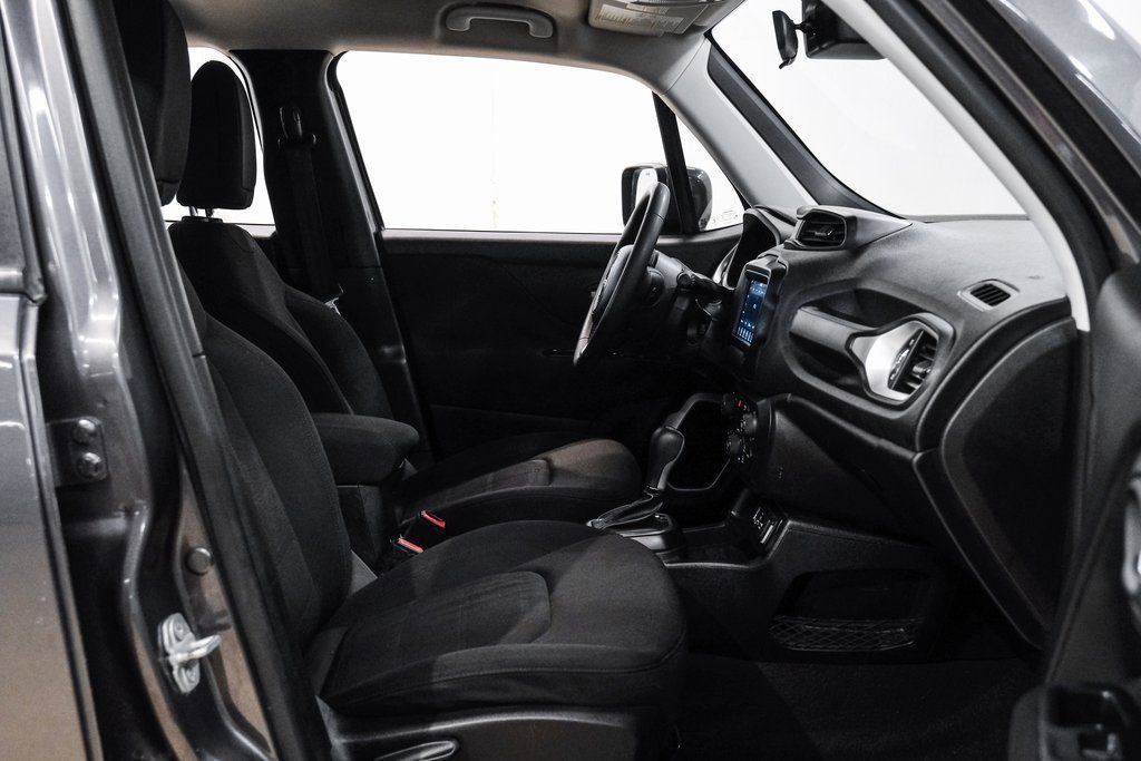 Used 2018 Jeep Renegade Latitude FWD image 37