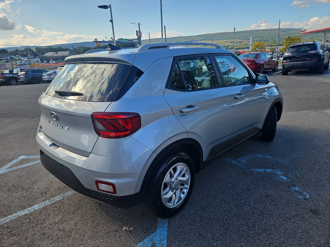 Used 2020 Hyundai Venue SEL image 3