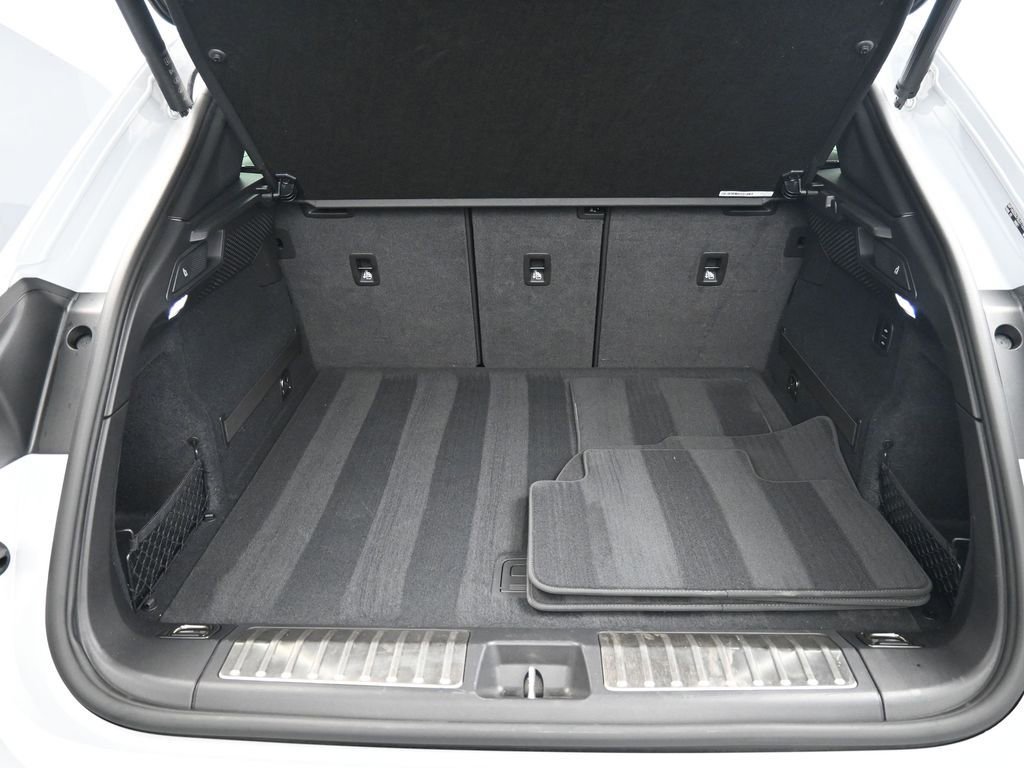 Certified 2025 Porsche Macan Electric image 26