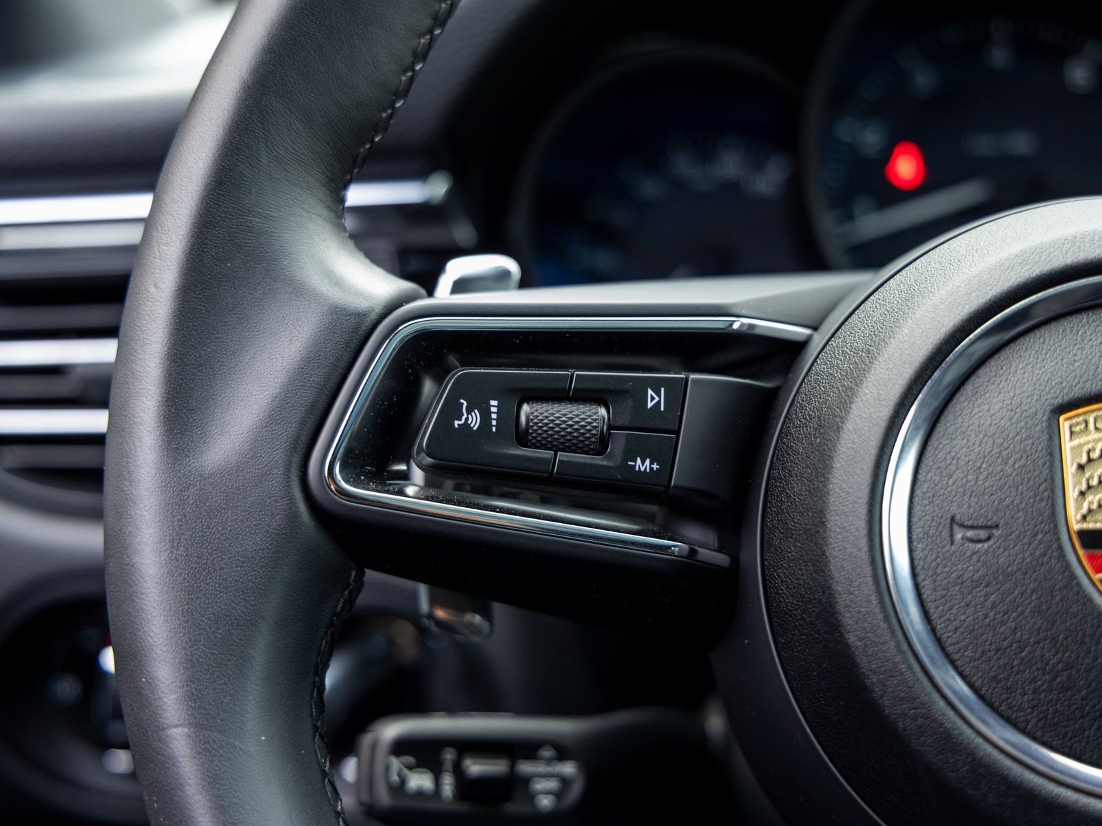 Certified 2025 Porsche Macan image 30