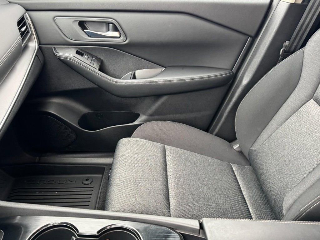 Used 2025 Nissan Rogue SV image 13