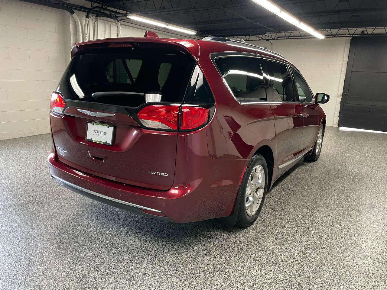 Used 2017 Chrysler Pacifica Limited FWD image 5