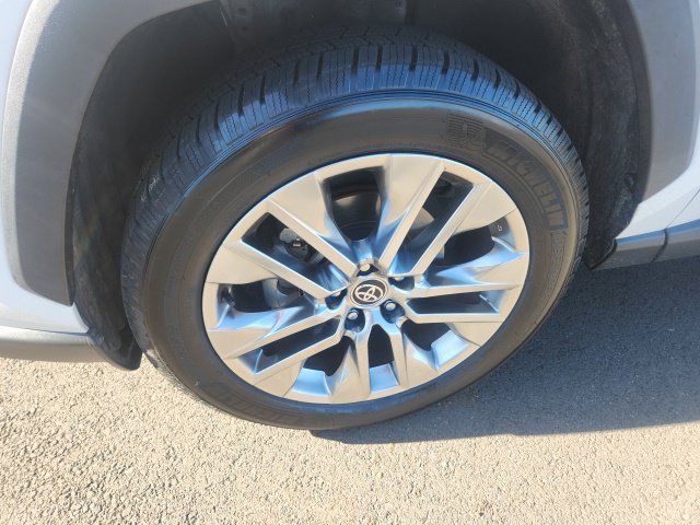 Used 2020 Toyota RAV4 XLE Premium FWD image 5