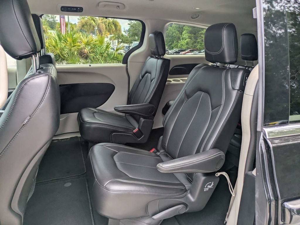 Used 2024 Chrysler Pacifica Touring-L FWD image 15