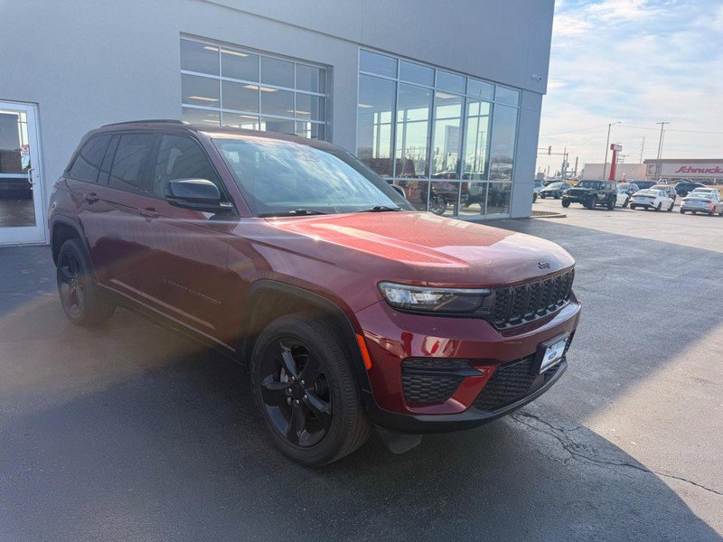 Used 2023 Jeep Grand Cherokee Altitude image 3