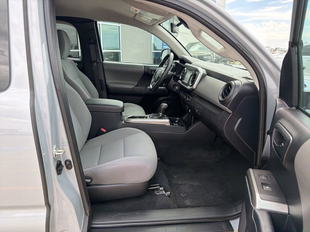 Used 2019 Toyota Tacoma SR5 w/ SR5 Appearance Package (SM) AWD/4WD image 19