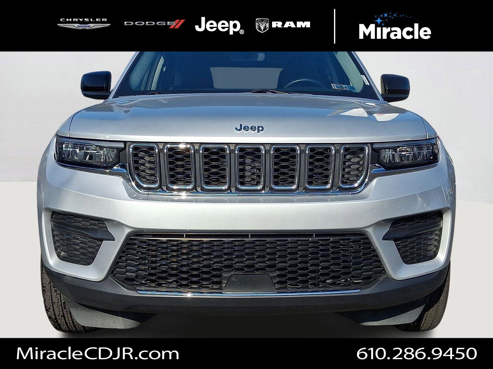 Used 2023 Jeep Grand Cherokee Laredo image 2