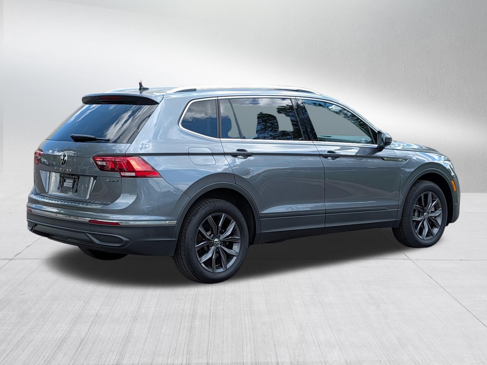 Certified 2023 Volkswagen Tiguan SE w/ Panoramic Sunroof Package AWD/4WD image 7