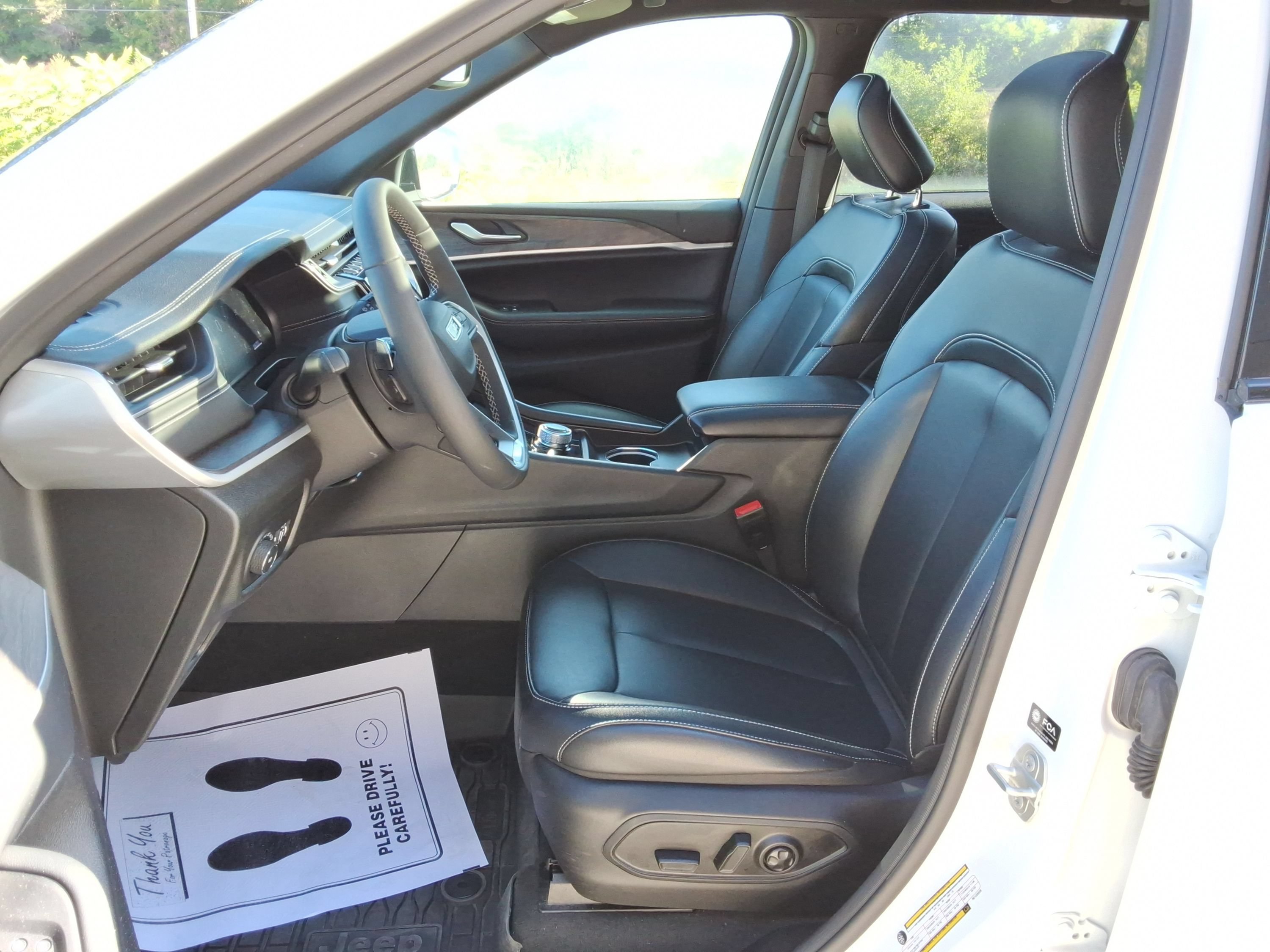 Used 2024 Jeep Grand Cherokee Limited AWD/4WD image 30