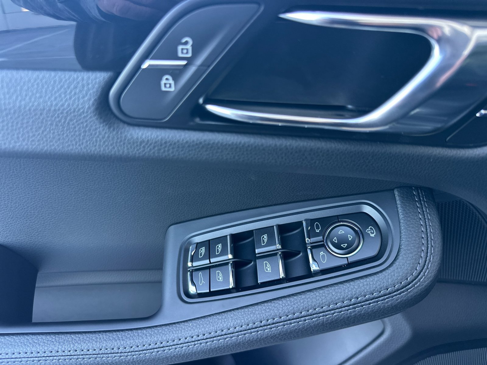 New 2026 Porsche Macan AWD/4WD image 13