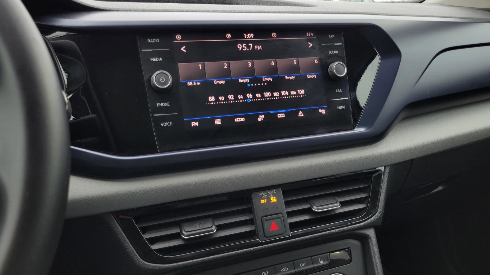 Used 2022 Volkswagen Taos SE w/ Panoramic Sunroof Package image 27