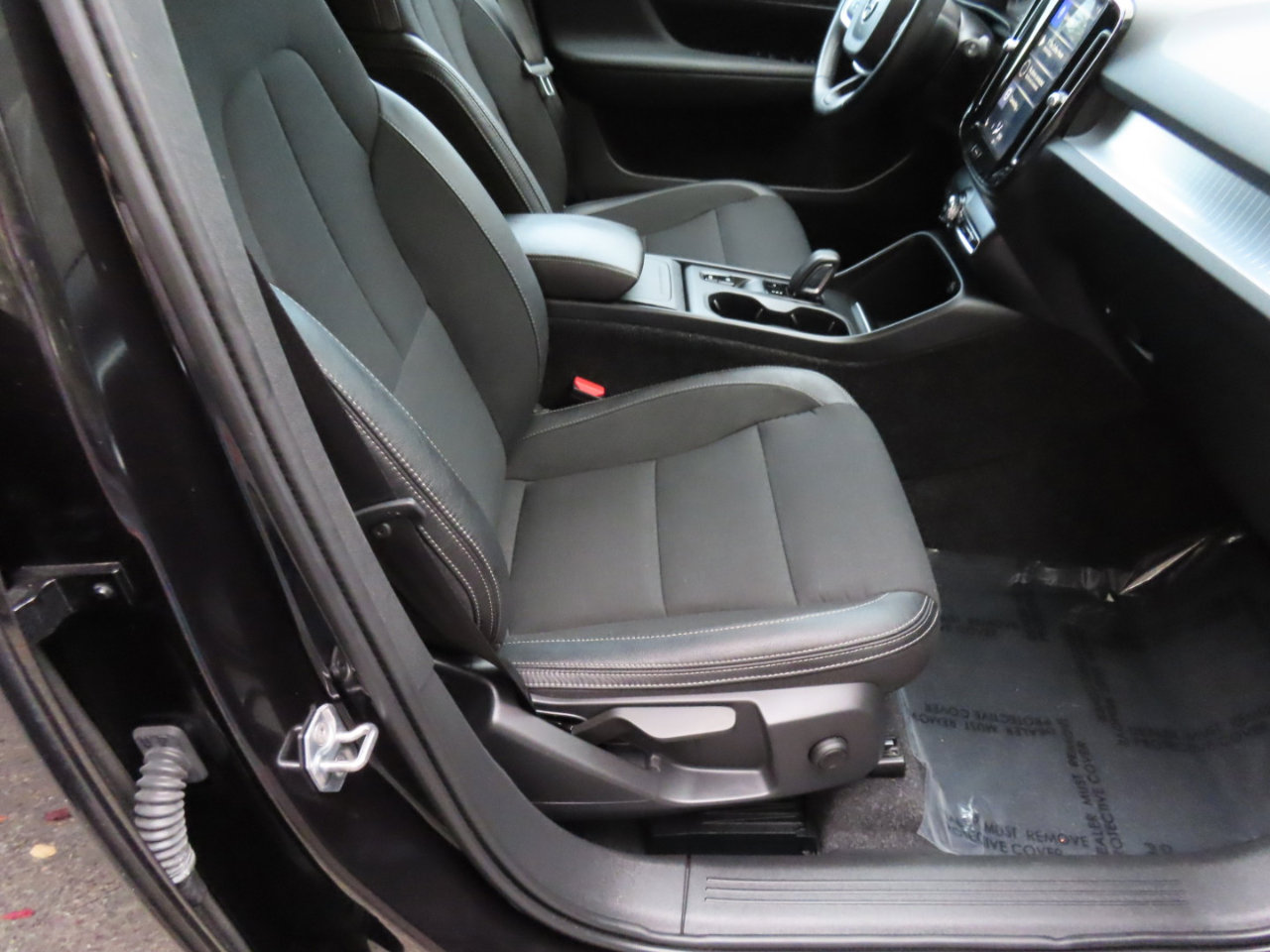 Used 2020 Volvo XC40 T5 Momentum image 17