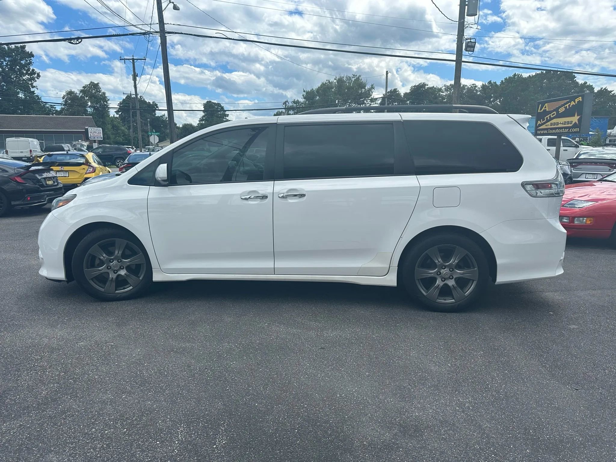 Used 2017 Toyota Sienna SE image 6