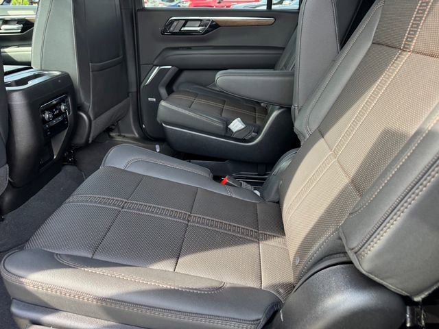 Used 2025 Chevrolet Suburban High Country image 11