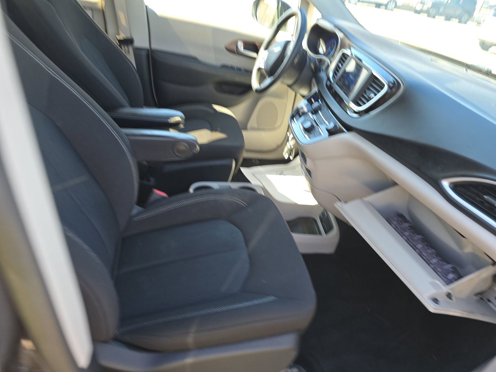 Used 2020 Chrysler Voyager LX FWD image 11