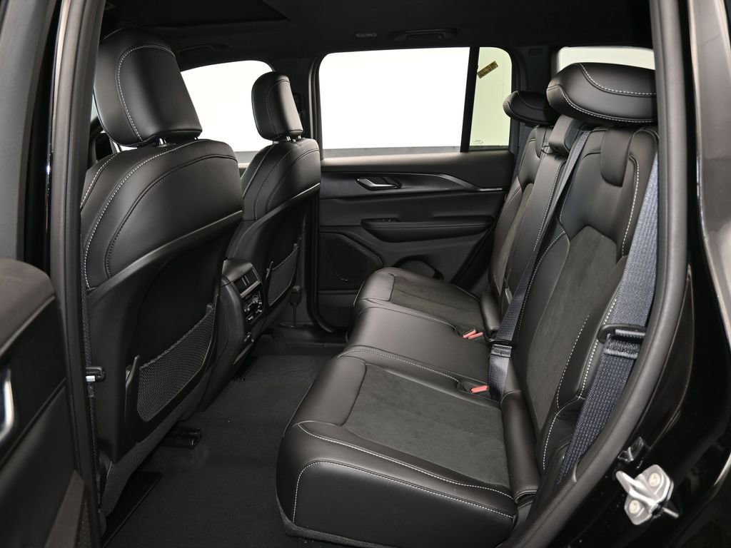 New 2025 Jeep Grand Cherokee Laredo image 28