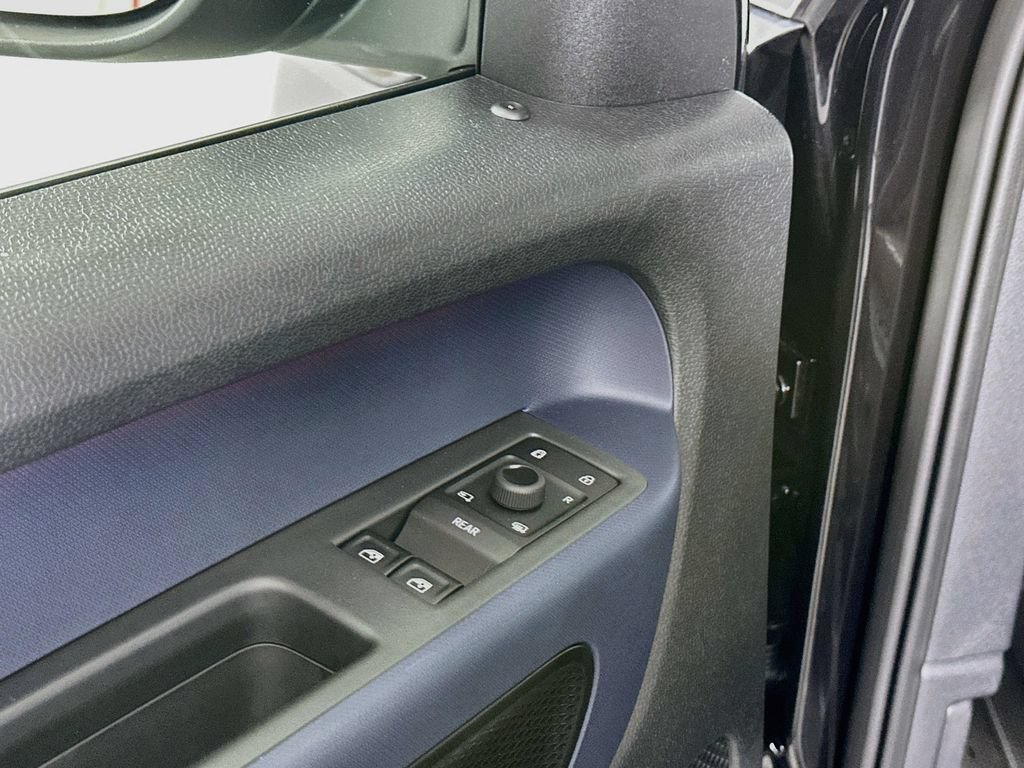 Used 2025 Volkswagen ID. Buzz Pro S RWD image 21