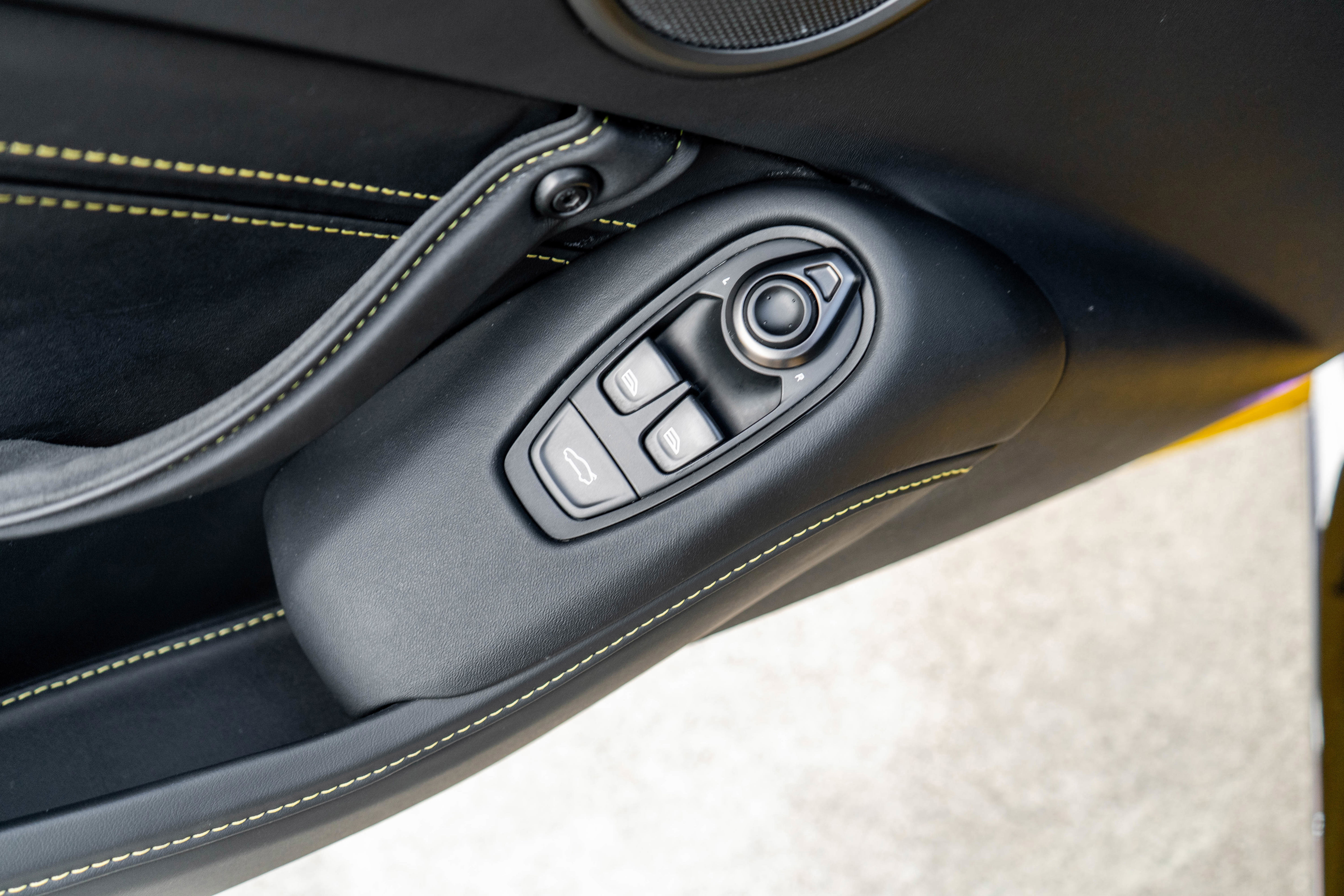 Used 2023 Aston Martin V8 Vantage Coupe image 14