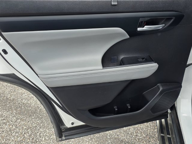Used 2025 Toyota Highlander XLE FWD image 36