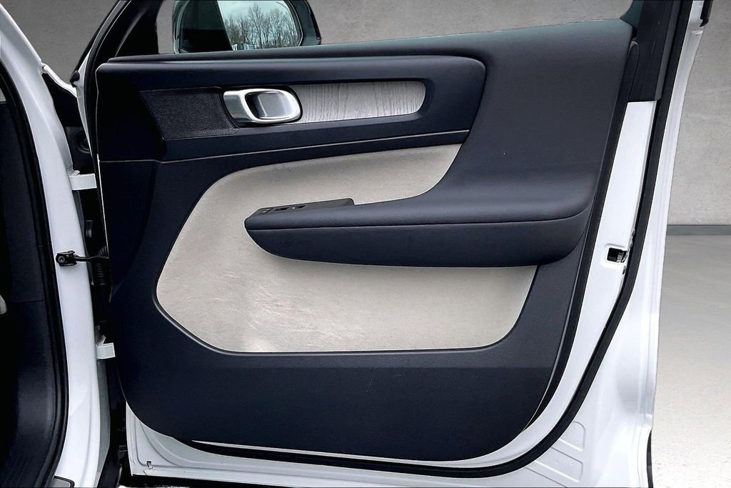 Certified 2023 Volvo XC40 B5 Plus w/ Climate Package image 28