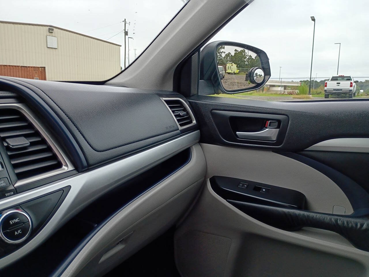 Used 2016 Toyota Highlander XLE AWD/4WD image 21