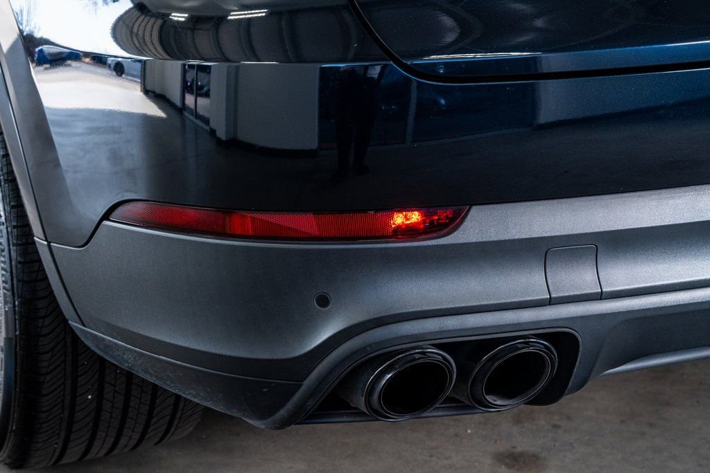 Used 2022 Porsche Cayenne Platinum Edition image 24