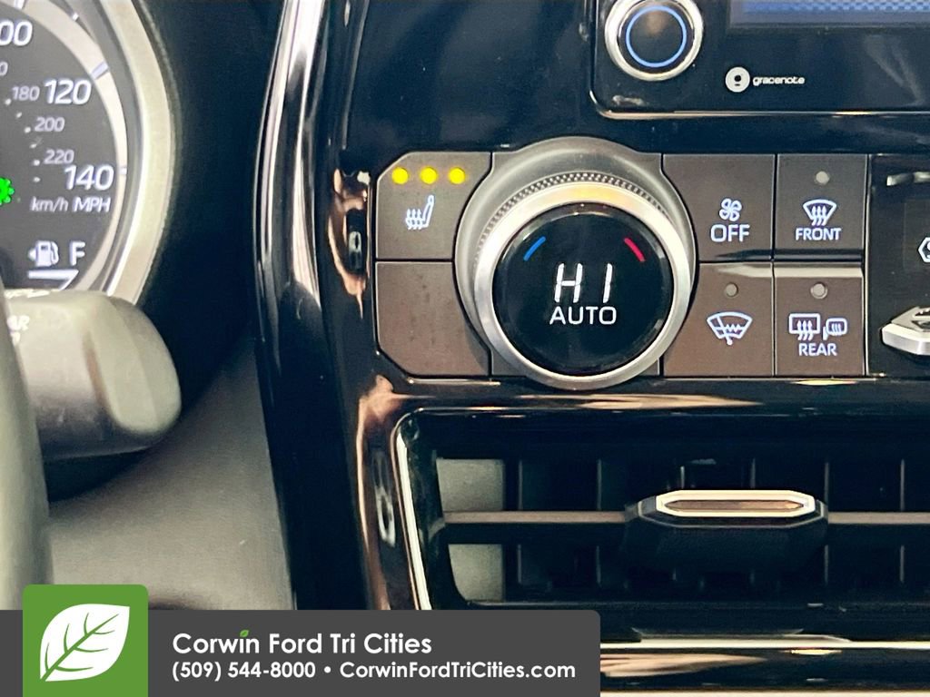 Used 2020 Toyota Highlander XLE AWD/4WD image 25