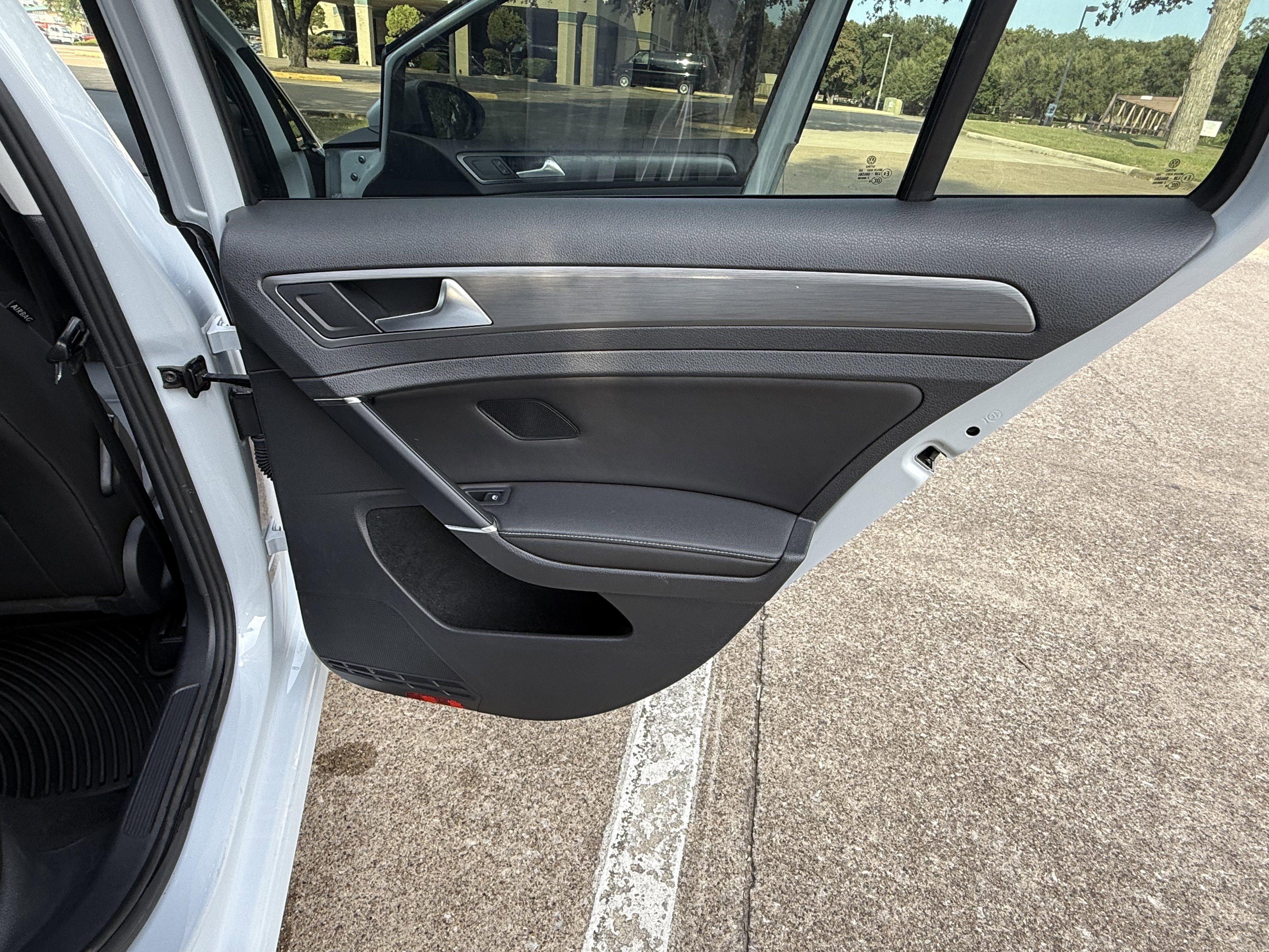 Used 2019 Volkswagen Golf SE image 19