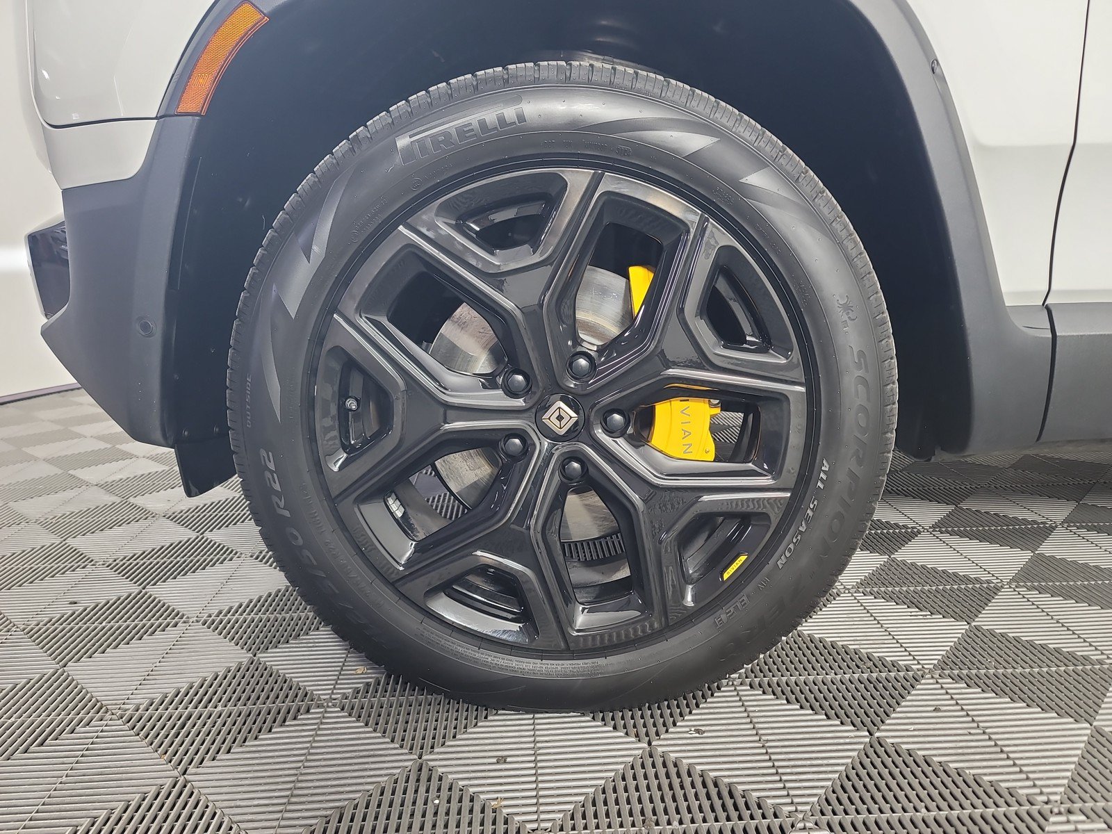 Used 2024 Rivian R1S Adventure AWD/4WD image 9