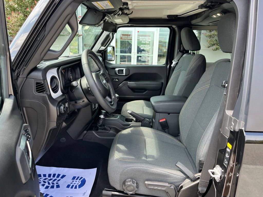 Used 2025 Jeep Wrangler Sport AWD/4WD image 4