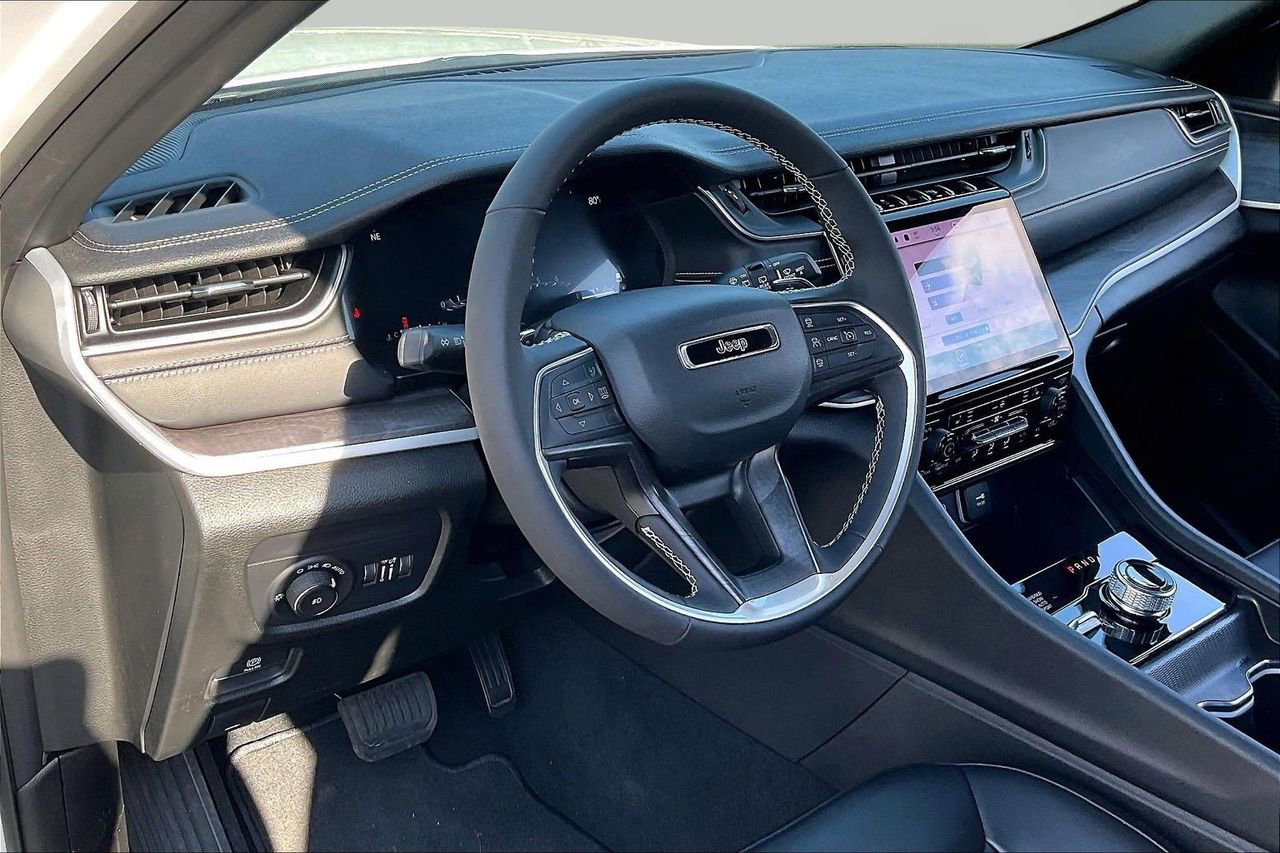 Certified 2025 Jeep Grand Cherokee Limited w/ Black Appearance Package image 20