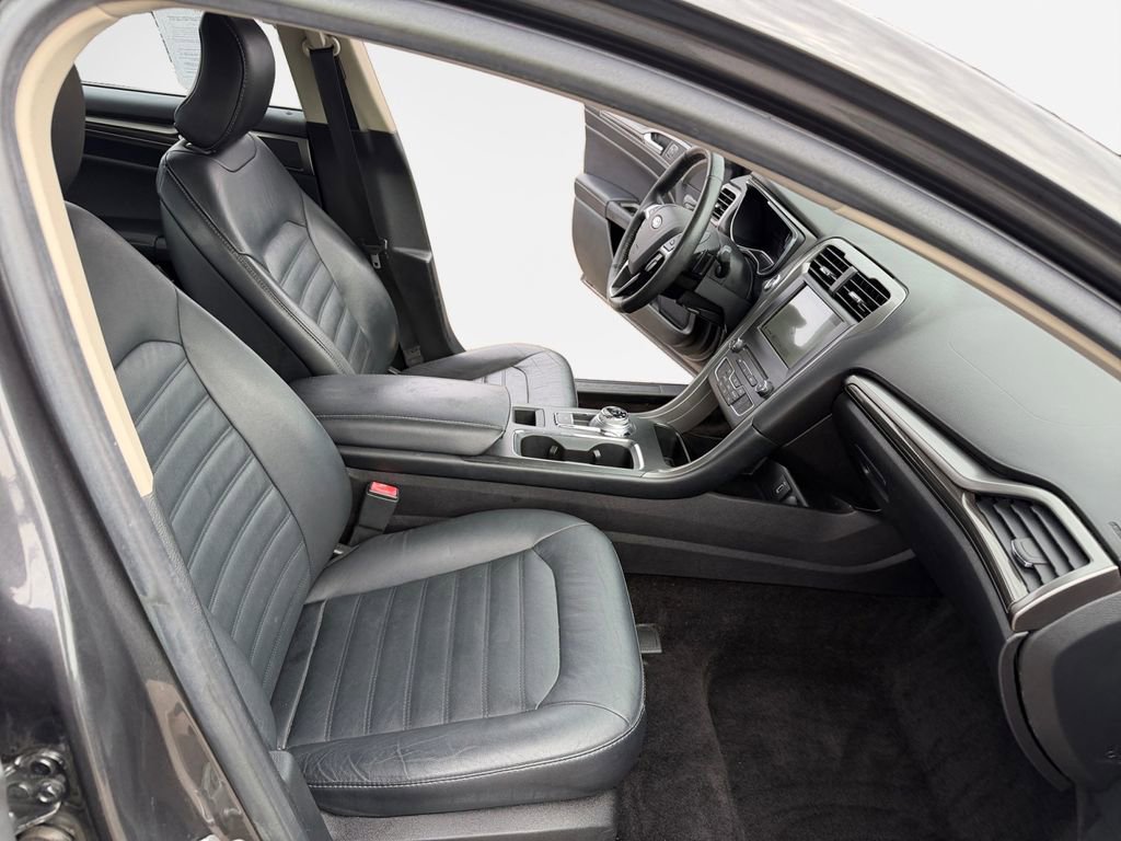 Used 2017 Ford Fusion SE w/ Fusion SE Technology Package image 26