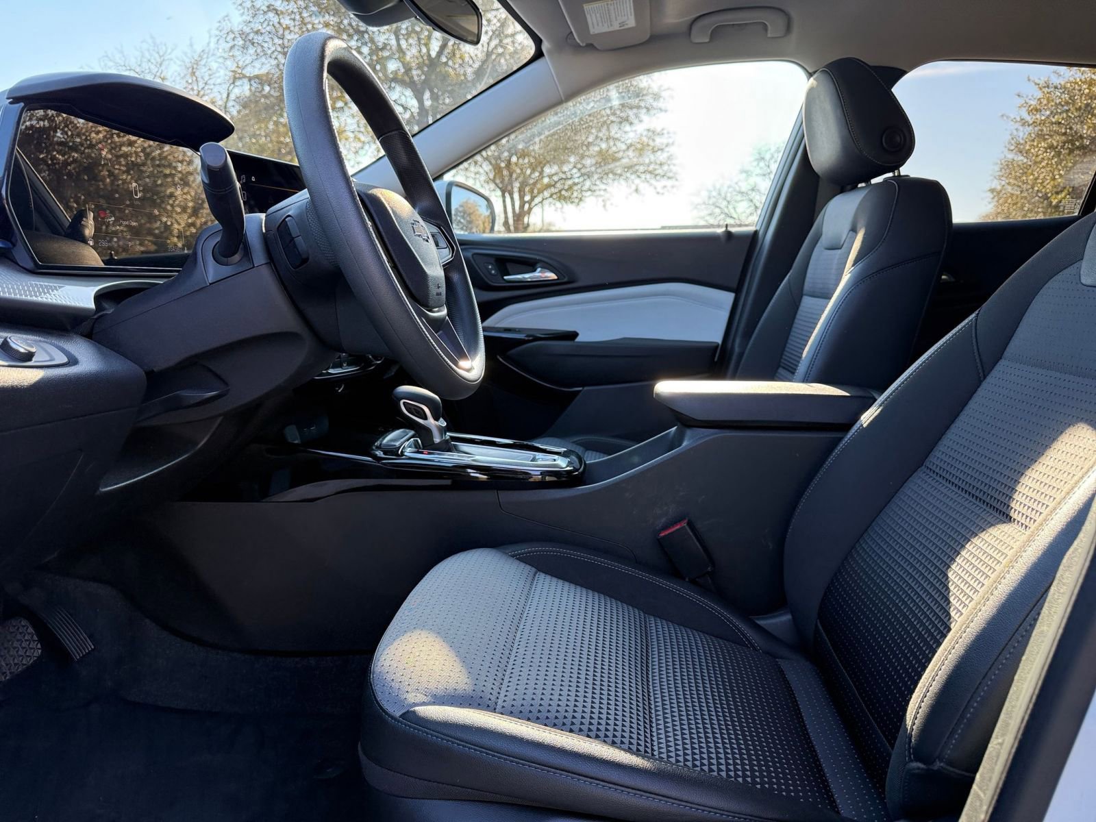 Used 2025 Chevrolet Trax LT image 27