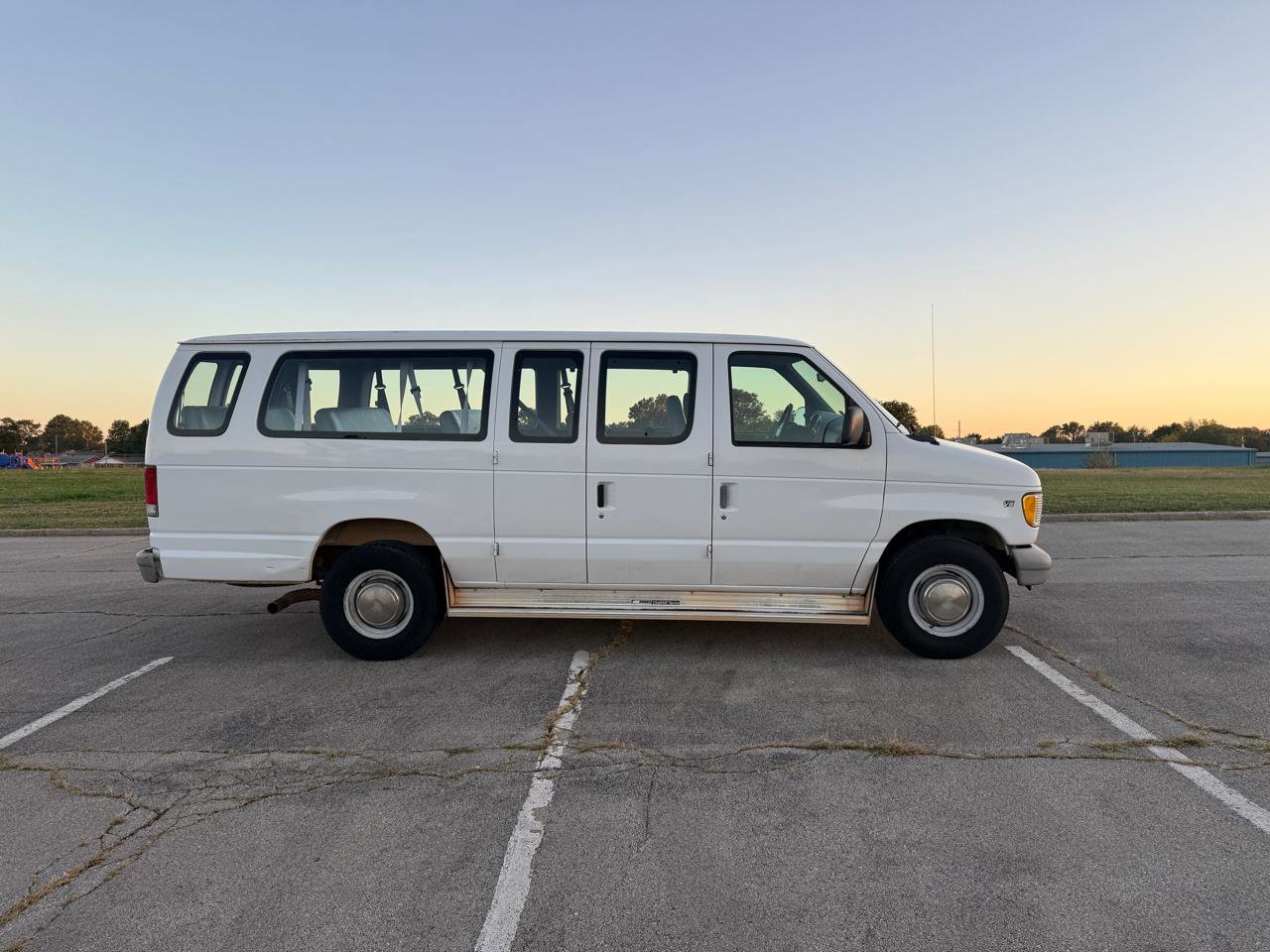 Used 1998 Ford E-350 and Econoline 350 Club Wagon image 4