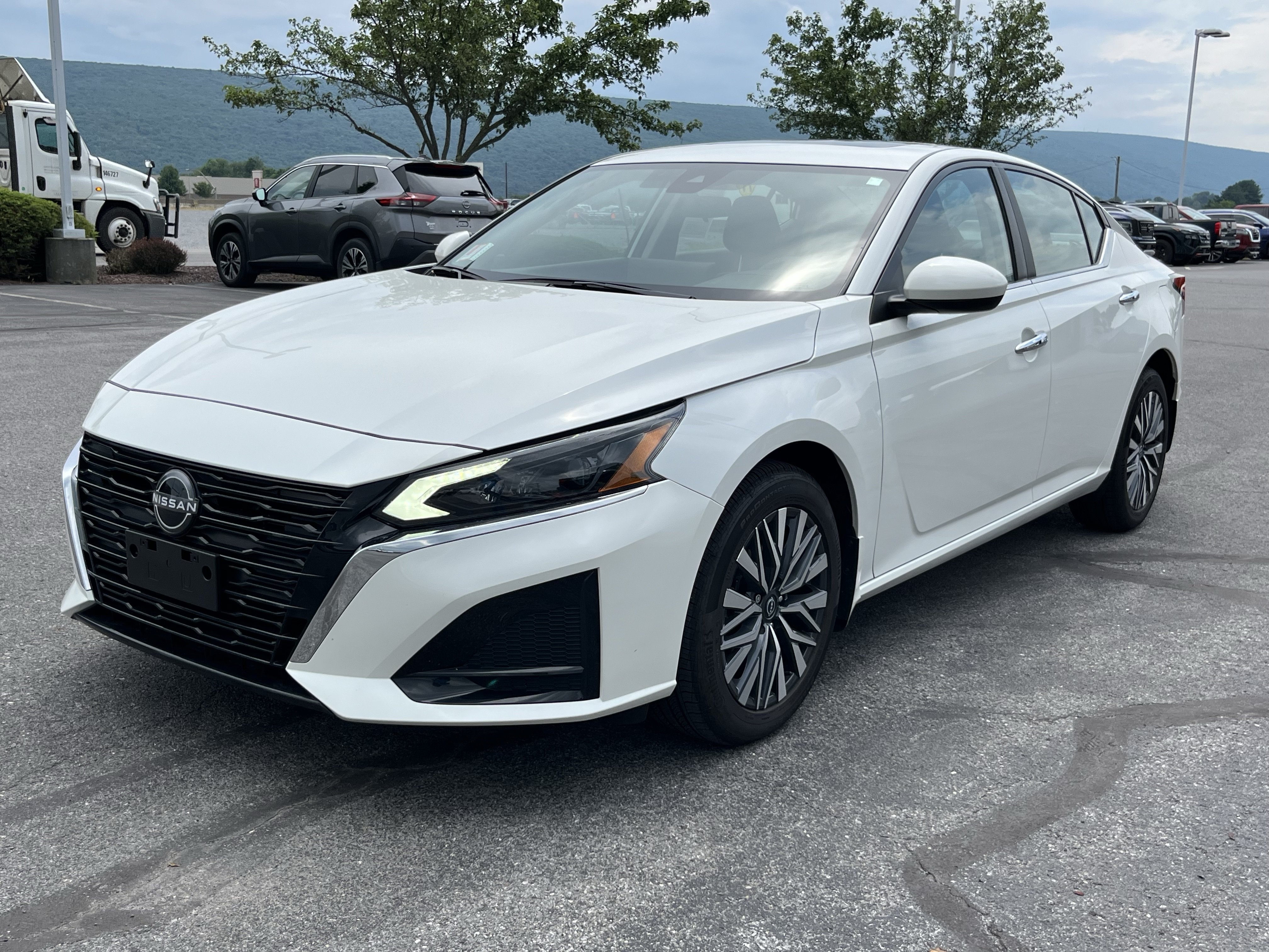 Used 2023 Nissan Altima 2.5 SV w/ SV Premium Package AWD/4WD image 12