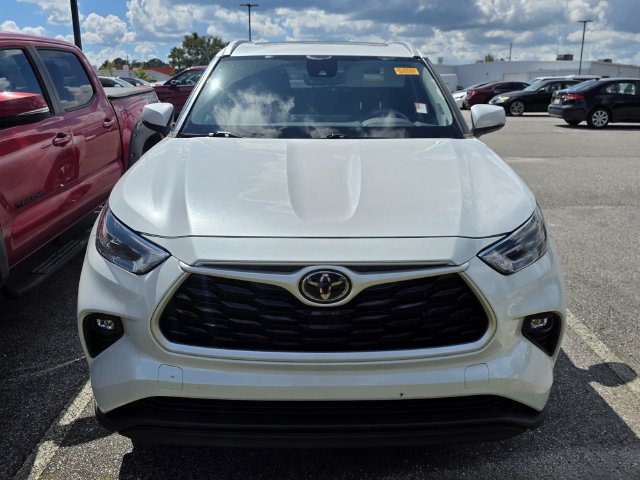 Used 2023 Toyota Highlander XLE FWD image 2