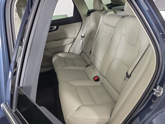 Used 2019 Volvo XC60 T5 Momentum w/ Multimedia Package image 17