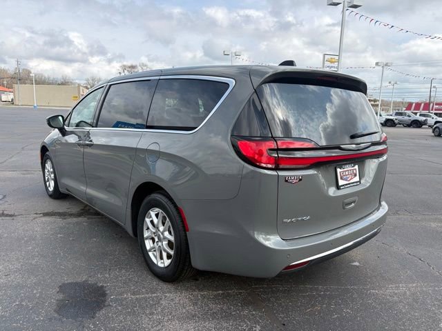Used 2023 Chrysler Pacifica Touring-L FWD image 14