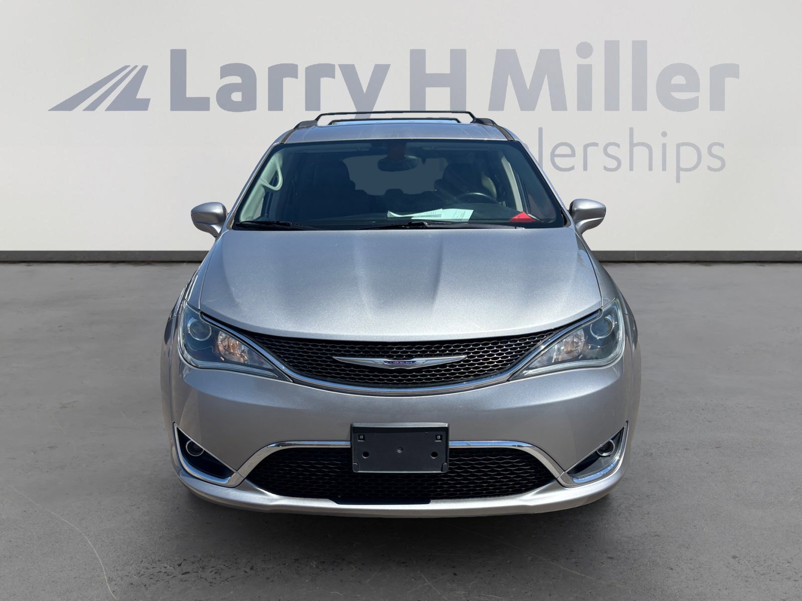 Used 2017 Chrysler Pacifica Touring-L image 8