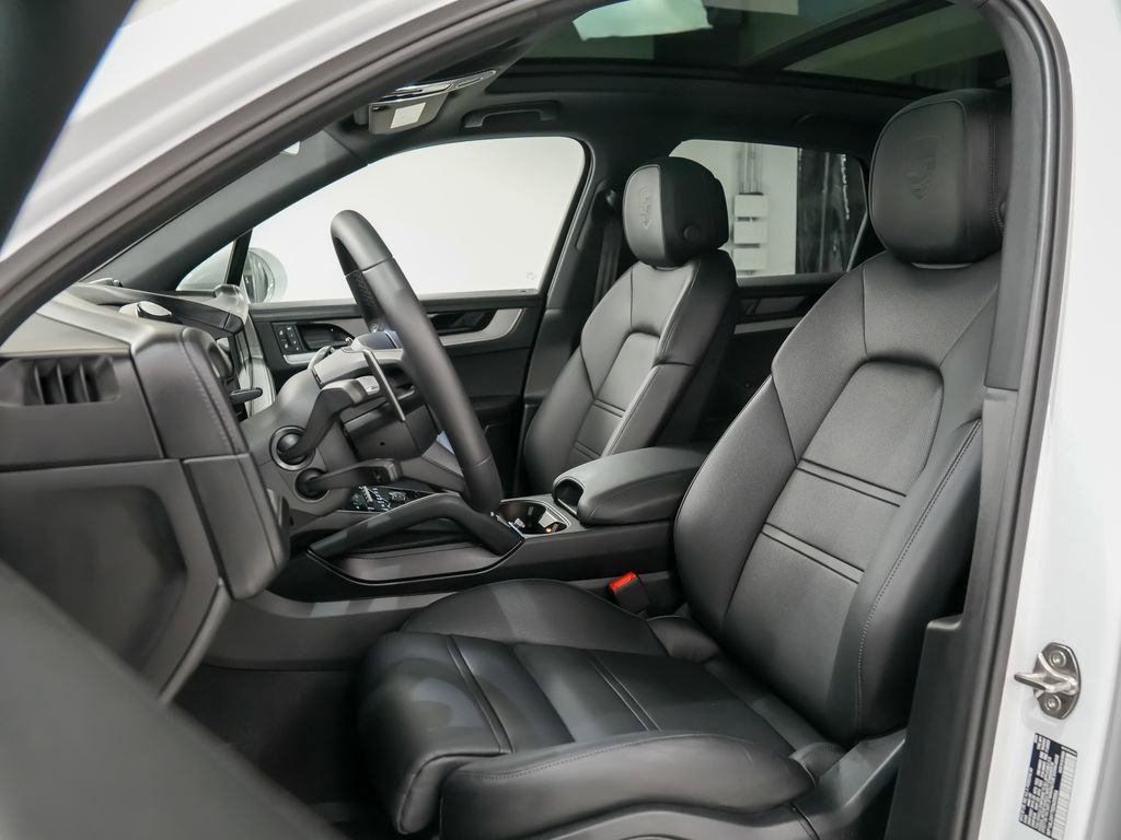 Certified 2025 Porsche Cayenne S image 5