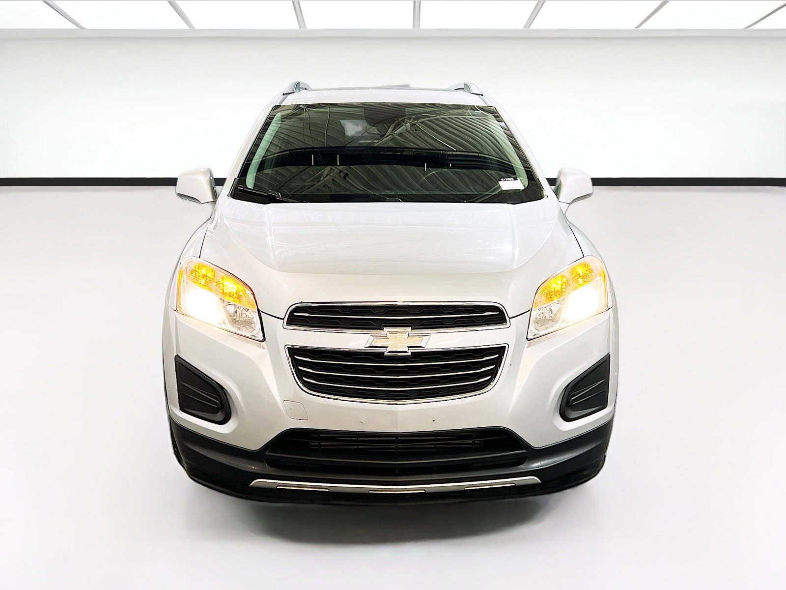 Used 2016 Chevrolet Trax LT w/ LT Sun and Sound Package FWD image 2