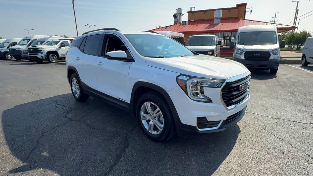 Used 2024 GMC Terrain SLE w/ Driver Convenience Package FWD image 2