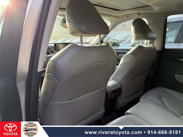 Used 2022 Toyota Highlander XLE image 9