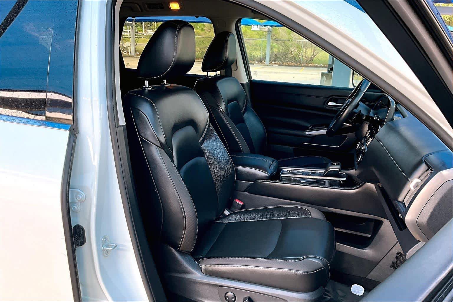 Used 2023 Nissan Pathfinder SL w/ Lighting Package (N92) FWD image 9