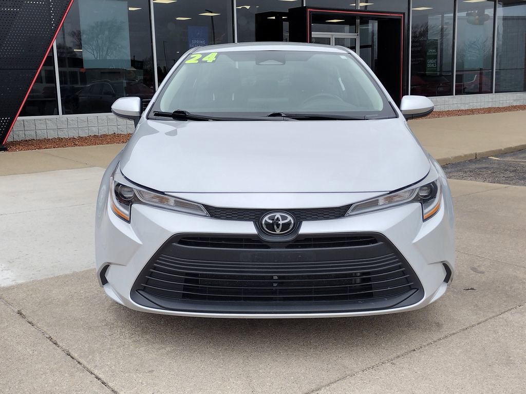 Used 2024 Toyota Corolla LE image 2