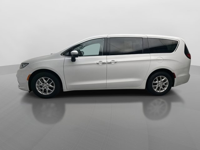 Used 2023 Chrysler Pacifica Touring-L FWD image 2