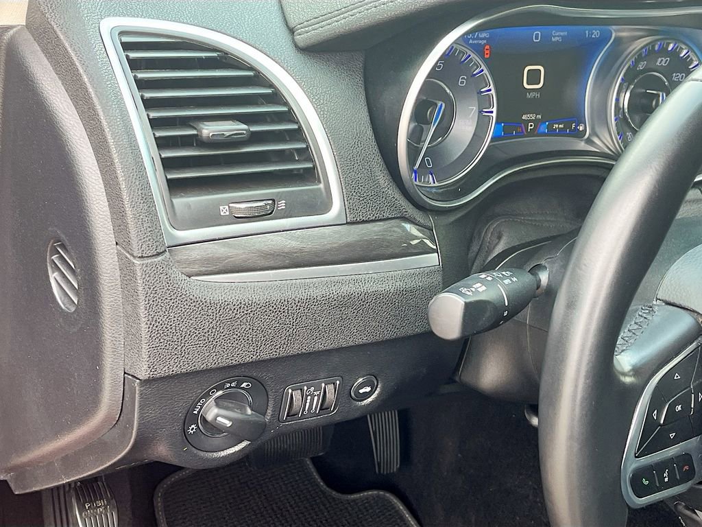 Used 2022 Chrysler 300 Touring w/ Sport Appearance Package image 10