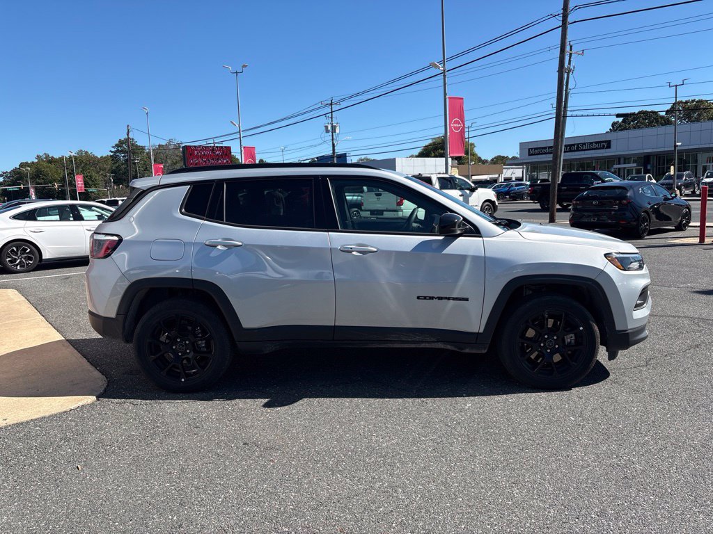 Used 2025 Jeep Compass Latitude w/ Convenience Group AWD/4WD image 4